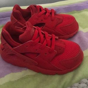 Red toddler Nike Huaraches 😍